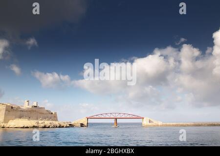 Pont de pied en acier menant de l'avant-bord du fort Saint Elmo à la Valette Banque D'Images