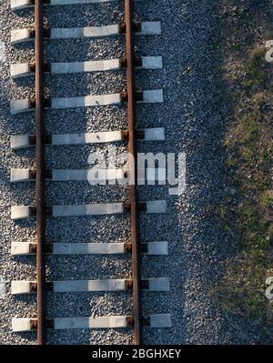 Rails ferroviaires sur traverses en béton, vue de près, vue de dessus Banque D'Images