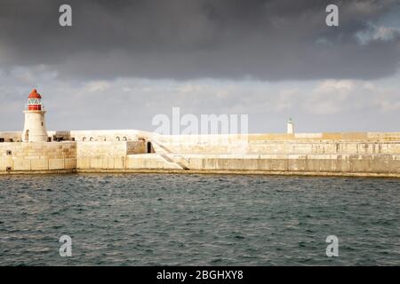 seascape du phare du Ricasoli East Breakwater dans le grand port de malte Banque D'Images