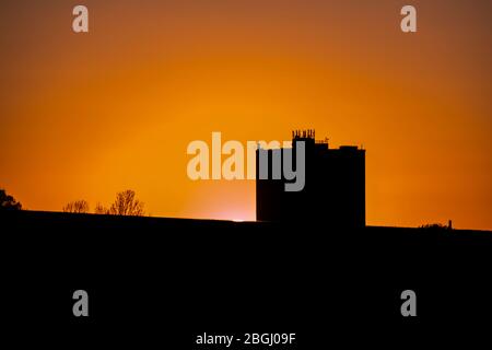 Alors que le maintien se déplace vers la cinquième semaine en raison de la pandémie de Coronavirus, le soleil se couche en vue de Humphries Houes bloc d'appartements à Brownhills, Walsall, dans les West Midlands, Royaume-Uni. Banque D'Images