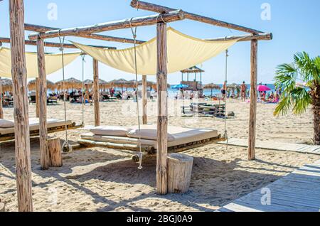 Chaises longues sur la plage de sable pour se détendre Banque D'Images