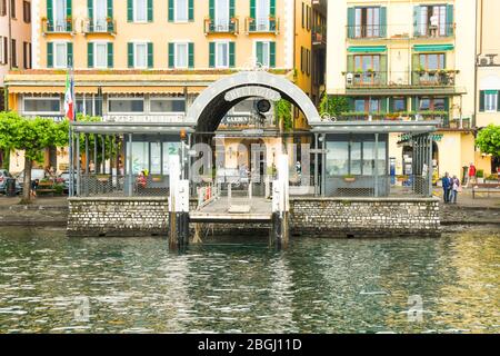 BELLAGIO, LAC DE CÔME, ITALIE - JUIN 2019: Le bord du lac et le quai de débarquement en ferry à Bellagio sur le lac de Côme. Banque D'Images