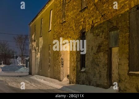 Allée du centre-ville pendant une nuit d'hiver à Sault Ste. Marie dans la péninsule supérieure du Michigan, États-Unis [pas de mainlevée de propriété; disponible pour licence éditoriale o Banque D'Images