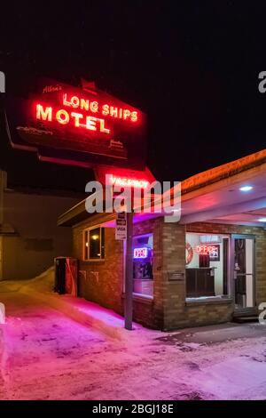 Long Ships Motel pendant une nuit d'hiver à Sault Ste. Marie dans la péninsule supérieure du Michigan, États-Unis [pas de mainlevée de propriété; disponible pour licence éditoriale Banque D'Images