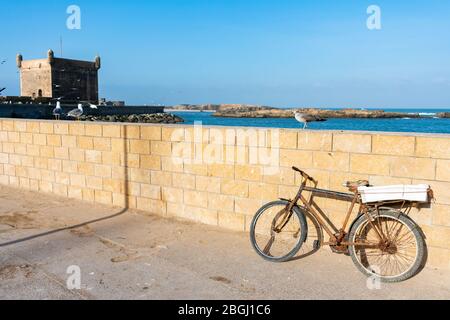 Vélo rouillé à côté de Sqala du Port d'Essaouira à Essaouira Maroc Banque D'Images