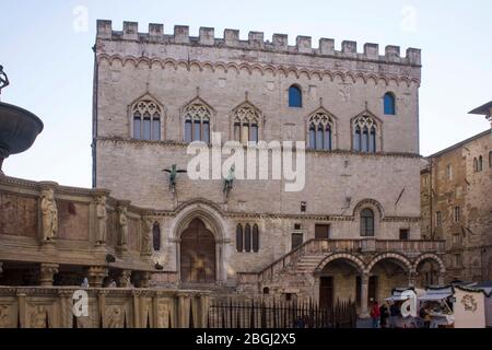 PÉROUSE, ITALIE - 9 DÉCEMBRE 2016 : Fontana Maggiore dans la ville de Pérouse, face au bâtiment historique Palazzo dei Priori Banque D'Images