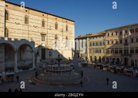 PÉROUSE, ITALIE - 9 DÉCEMBRE 2016 : place Piazza Maggiore à Pérouse à l'heure de Noël Banque D'Images