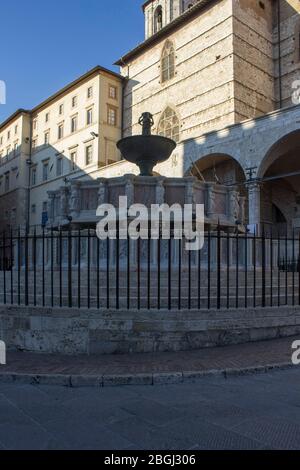 PÉROUSE, ITALIE - 9 DÉCEMBRE 2016 : fontaine Fontana Maggiore à Pérouse avec cathédrale derrière Banque D'Images