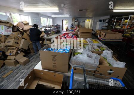 Portland, États-Unis. 21 avril 2020. Les bénévoles préparent des boîtes de nourriture au C3 Church Food Pantry à Portland, en Oregon, le 21 avril 2020. Le pantry a vu la demande tripler à la suite du roman coronavirus mais grâce à des dons généreux de plus grandes épiceries, ils ont pu continuer à fournir un service communautaire essentiel. (Photo d'Alex Milan Tracy/Sipa USA) crédit: SIPA USA/Alay Live News Banque D'Images