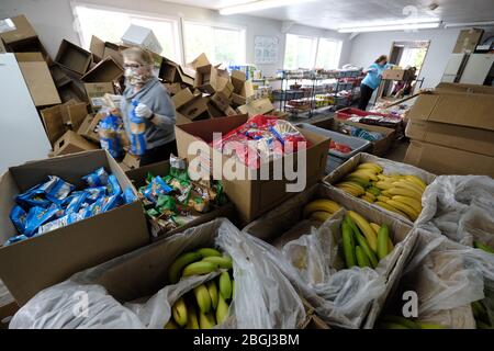 Portland, États-Unis. 21 avril 2020. Les bénévoles préparent des boîtes de nourriture au C3 Church Food Pantry à Portland, en Oregon, le 21 avril 2020. Le pantry a vu la demande tripler à la suite du roman coronavirus mais grâce à des dons généreux de plus grandes épiceries, ils ont pu continuer à fournir un service communautaire essentiel. (Photo d'Alex Milan Tracy/Sipa USA) crédit: SIPA USA/Alay Live News Banque D'Images