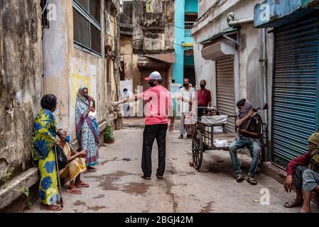 Kolkata, Inde. 21 avril 2020. Différents moments d'activités sociales et humaines des membres et volontaires de Manav Seva Kendra pendant la période de verrouillage à KONKATA en raison de l'éclosion de coronavirus mortel (COVID-19). (Photo d'Amlan Biswas/Pacific Press/Sipa USA) crédit: SIPA USA/Alay Live News Banque D'Images