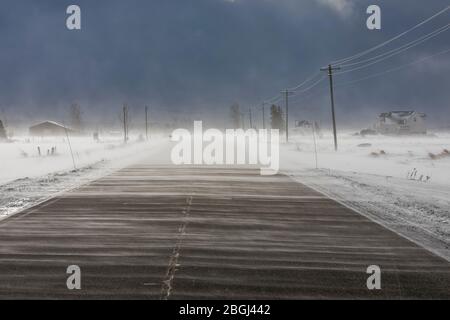 Neige qui souffle sur la neige à travers la route près de Rudyard dans la partie orientale de la péninsule Haute, Michigan, États-Unis [pas de libération de propriété; disponible pour licence éditoriale Banque D'Images