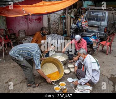 Kolkata, Inde. 21 avril 2020. Différents moments d'activités sociales et humaines des membres et volontaires de Manav Seva Kendra pendant la période de verrouillage à KONKATA en raison de l'éclosion de coronavirus mortel (COVID-19). (Photo d'Amlan Biswas/Pacific Press/Sipa USA) crédit: SIPA USA/Alay Live News Banque D'Images