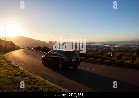 Trafic sur Philip Kgosana Drive au coucher du soleil, M3, le Cap, Afrique du Sud Banque D'Images