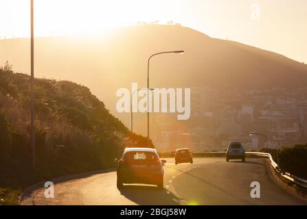 Trafic sur Philip Kgosana Drive au coucher du soleil, M3, le Cap, Afrique du Sud Banque D'Images