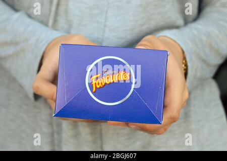 Cadbury favorites Chcolates dans une boîte Banque D'Images