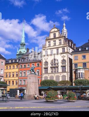 Église et maisons de commerce Tyska Kyrkan, place Kornhamnstorg, Gamla Stan (vieille ville), Stadsholmen, Stockholm, Royaume de Suède Banque D'Images