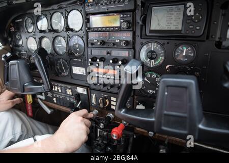 Un pilote exploite un petit avion sur un vol de transport de Lusaka à un camp de safari dans les plaines de Busanga, parc national de Kafue Province du Nord-Ouest Zambie Banque D'Images
