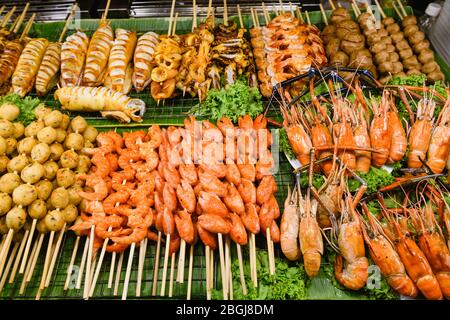 Barbecue de produits de poisson sur le marché Banque D'Images