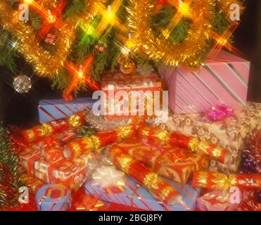 Crackers de Noël et cadeaux sous l'arbre de Noël, Ascot, Berkshire, Royaume-Uni Banque D'Images