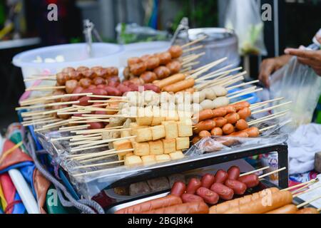 Morceaux de viande et saucisses sur brochettes en bois Banque D'Images