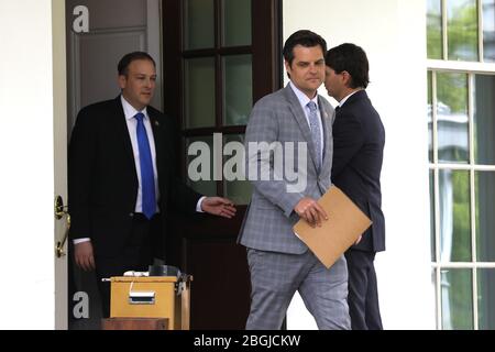 Washington, États-Unis. 21 avril 2020. Les membres du Congrès Matt Gaetz (R-FL) et Lee Zeldin (R-NY) se démarchent pour parler avec les journalistes après une réunion avec le président américain Donald Trump sur les questions de Coronavirus à la Maison Blanche à Washington le 21 avril 2020. Photo de Yuri Gripas/UPI crédit: UPI/Alay Live News Banque D'Images