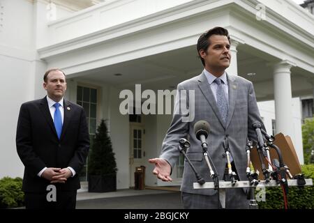 Washington, États-Unis. 21 avril 2020. Les membres du Congrès Matt Gaetz (R-FL) et Lee Zeldin (R-NY) parlent avec des journalistes après une réunion avec le président américain Donald Trump sur les questions liées au coronavirus à la Maison Blanche à Washington le mardi 21 avril 2020. Photo de Yuri Gripas/UPI crédit: UPI/Alay Live News Banque D'Images