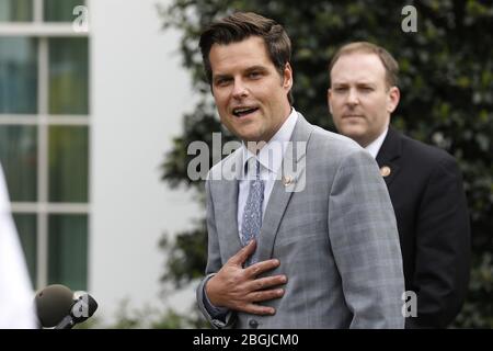 Washington, États-Unis. 21 avril 2020. Les membres du Congrès Matt Gaetz (R-FL) et Lee Zeldin (R-NY) parlent avec des journalistes après une réunion avec le président américain Donald Trump sur les questions liées au coronavirus à la Maison Blanche à Washington le mardi 21 avril 2020. Photo de Yuri Gripas/UPI crédit: UPI/Alay Live News Banque D'Images