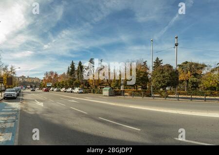 Tolède, Espagne - 17 décembre 2018 : la rue Cardenal Tavera en direction de la Puerta Nueva de Bisagra - l'une des portes principales du cen historique Banque D'Images