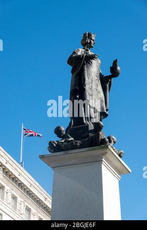 Statue sur le monument Pro Patria devant le Royal Liver Building à Pier Head à Liverpool Banque D'Images