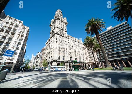 Montevideo, Uruguay - 10 mars 2013 : vue sur la place principale de la ville et un bâtiment emblématique de l'Amérique du Sud, le palais Salvo Banque D'Images