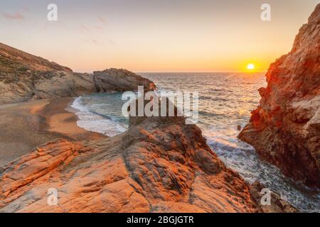 La plage de NAS, l'une des plages les plus populaires de l'île Ikaria (ou Icaria), en mer Egée, Grèce, Europe. Banque D'Images