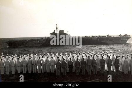 HMS illustrious (87) passe devant USS Saratoga (CV-3) dans l'océan Indien le 18 mai 1944 (NNAM.1977.031.085.012). Banque D'Images