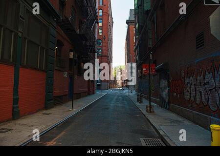 Une rue vide dans le bas de Manhattan pendant la pandémie COVID 19 d'avril 2020 à New York. Banque D'Images