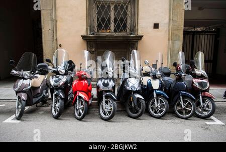 Rangée de scooters garés à Florence Banque D'Images