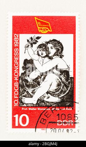 SEATTLE WASHINGTON - 20 avril 2020: Gros plan du timbre de l'Allemagne de l'est avec CTO annuler avec pièce d'art mère et enfant par Walter Womacka. Scott # 22 Banque D'Images