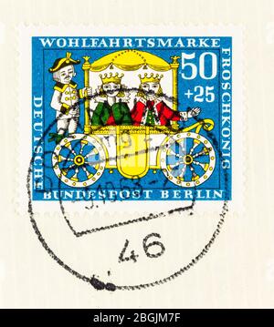 SEATTLE WASHINGTON - 20 avril 2020 : timbre de la Charité allemande représentant les Frères Grimm fable de la princesse et de la grenouille. Scott # B421. Banque D'Images