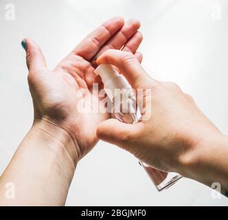 mains de femmes appliquant du gel désinfectant pour les mains Banque D'Images