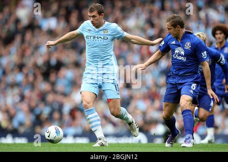 MANCHESTER, ANGLETERRE - Edin Dzeko de Manchester City et Phil Jagielka d'Everton lors du match de la Premier League entre Manchester City et Everton à l'Etihad Stadiun, Manchester, le samedi 24 septembre 2011. (Crédit Eddie Garvey | MI News) la photographie ne peut être utilisée qu'à des fins de rédaction de journaux et/ou de magazines, licence requise pour un usage commercial Banque D'Images