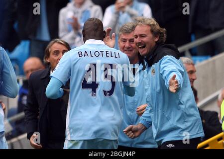 MANCHESTER, ANGLETERRE - Mario Balotelli de Manchester City célèbre avec Roberto Mancini, Brian Kidd et Massimo Battara lors du match de la Premier League entre Manchester City et Everton à l'Etihad Stadiun, Manchester le samedi 24 septembre 2011. (Crédit Eddie Garvey | MI News) la photographie ne peut être utilisée qu'à des fins de rédaction de journaux et/ou de magazines, licence requise pour un usage commercial Banque D'Images