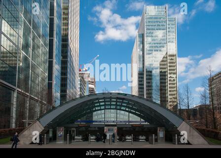 Métro de Londres escaliers mécaniques Canary Wharf Station de métro, Londres E14 5NY par Norman Foster Banque D'Images