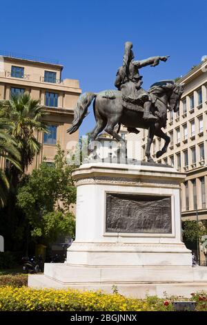 Statue à l'extérieur du Musée Historique National de Kolokotroni Square, Athènes, Grèce, Europe Banque D'Images
