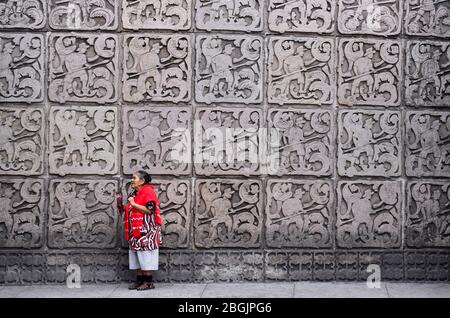 Femme mendiant et les tuiles murales de la station de métro Insurgentes à Mexico, au Mexique Banque D'Images