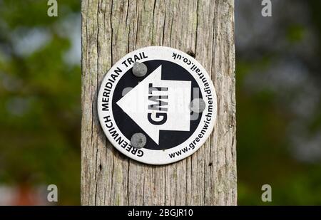 Un panneau sur un poteau en bois indique le chemin du Greenwich Meridian Trail par la rivière Ouse à Lewes, East Sussex, Royaume-Uni Banque D'Images
