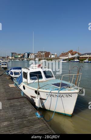 De petits bateaux sont amarrés dans le port de Littlehampton, West Sussex, Royaume-Uni Banque D'Images