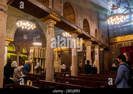 Vue intérieure de l'église orthodoxe copte de Sainte Vierge Marie, également connue sous le nom d'Église suspendue, Kom Ghorab, Vieux Caire, Egypte. Banque D'Images