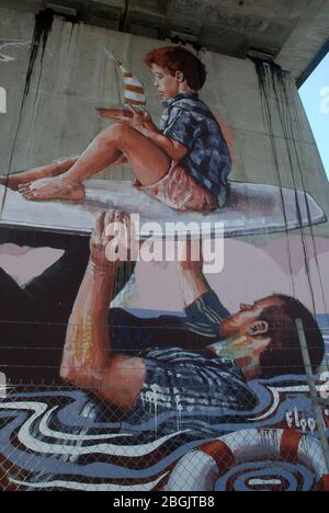 Murale sous un pont ferroviaire traversant la Brisbane River, Brisbane, Queensland, Australie. Banque D'Images