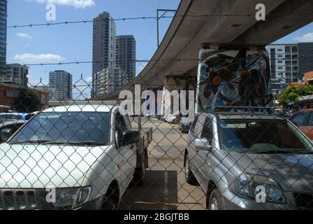 Murale sous un pont ferroviaire traversant la Brisbane River, Brisbane, Queensland, Australie. Banque D'Images