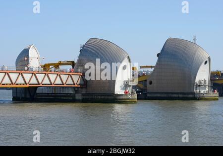 Vue sur la barrière de la Tamise depuis Silvertown en direction de New Charlton sur la rive sud de la rivière. Londres, Royaume-Uni Banque D'Images