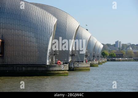 Vue sur la barrière de la Tamise depuis Silvertown en direction de New Charlton sur la rive sud de la rivière. Londres, Royaume-Uni Banque D'Images